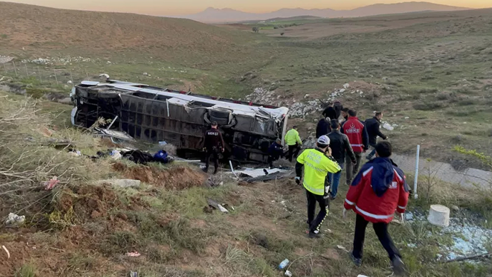 Niğde'de öğrencileri taşıyan otobüs devrildi!