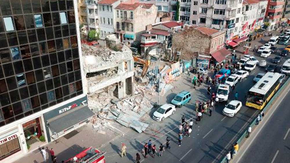 Kadıköy'de yıkılan binada çökme meydana geldi