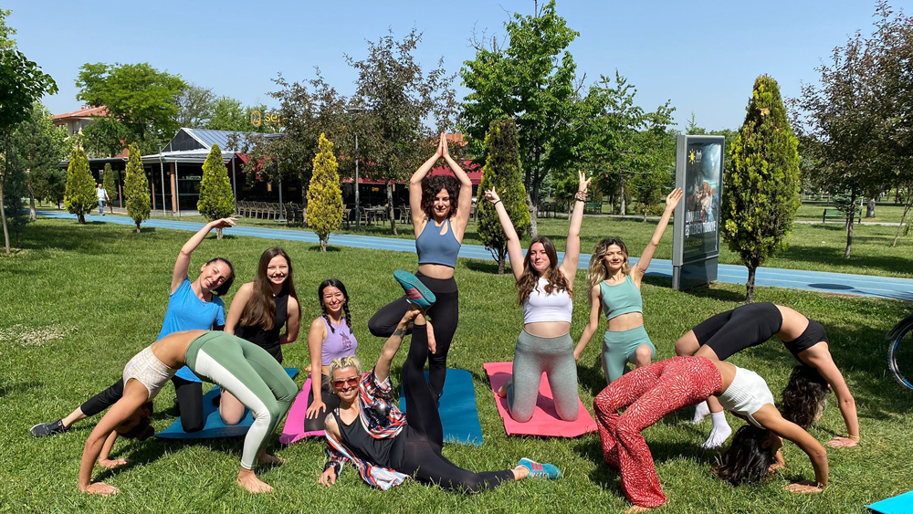 Sonunda bu da oldu! Yoga yapmak yasaklandı