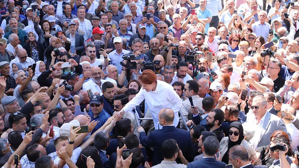 Burdur'da Akşener'e yoğun ilgi! Adım dahi atamadı