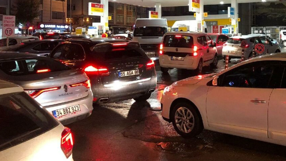 Petrolün fiyatı dünyada düşerken bizde yükseliyor. Petrol 10 dolar birden düştü