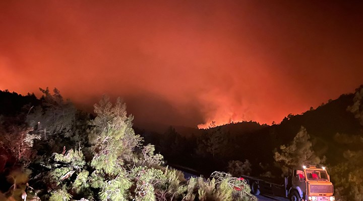 Marmaris'te yangın koordinasyon merkezi tahliye edildi