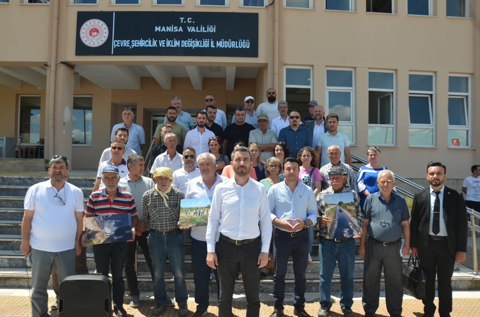 İYİ Partili Akan’dan Çevre Şehircilik İl Müdürlüğü önünde basın açıklaması