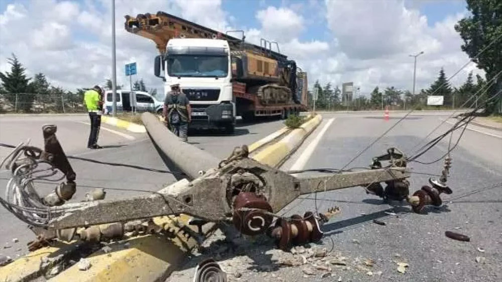 İstanbul’da korkutan olay! Vinç yüklü TIR, beton direği devirdi