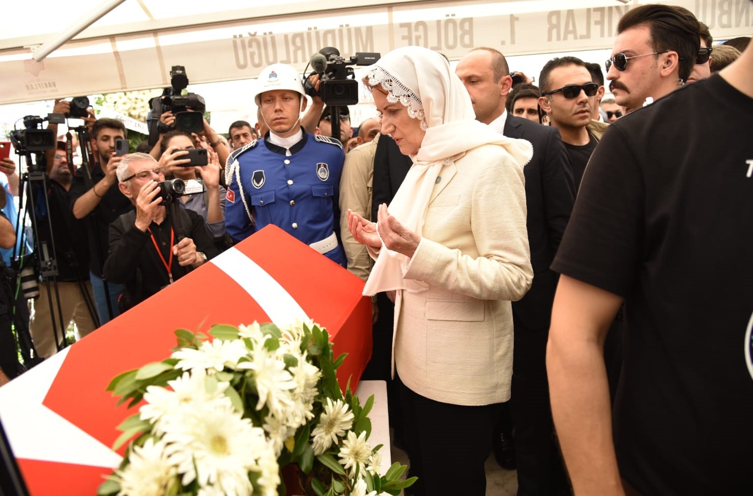 MERAL AKŞENER, CÜNEYT ARKIN'IN CENAZE TÖRENİNE KATILDI