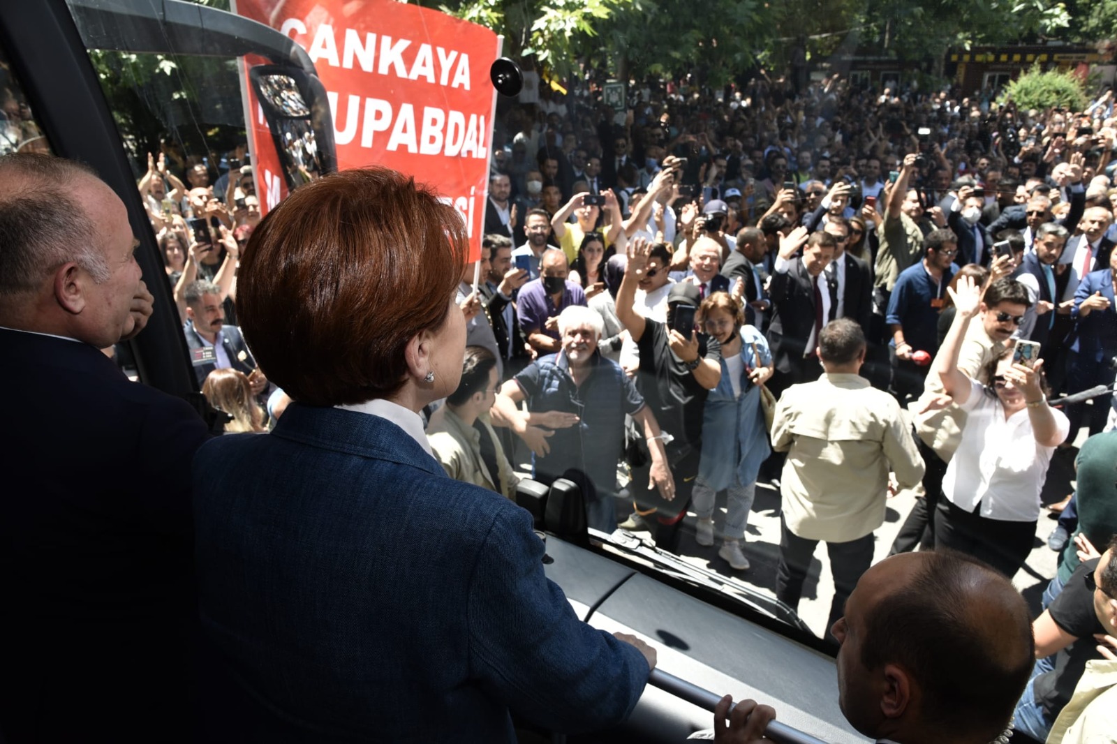 Akşener'den seçmene çağrı: İnançlarınız üzerinden sizi bölmeye çalışanlara dur diyeceksiniz