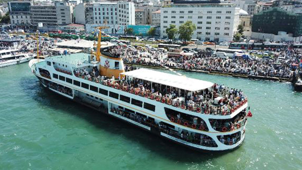 Eminönü vapur iskelesi böyle kalabalık görmedi