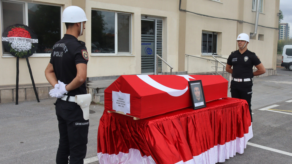 Polis memuru kalbine yenik düştü