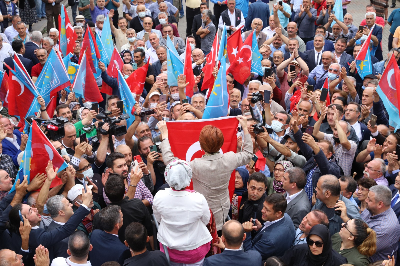 Akşener'e Yağlıdere'de sevgi seli