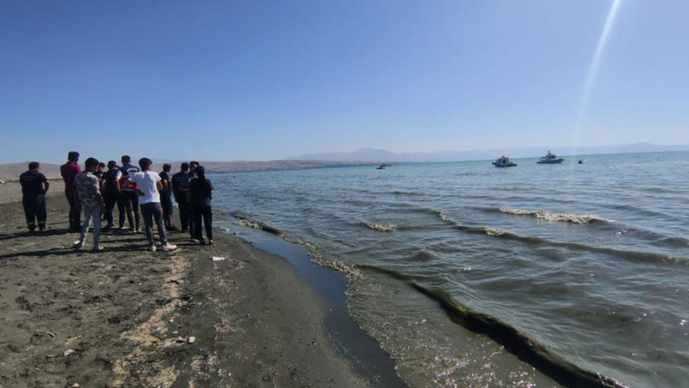 Van Gölü’ne giren üç çocuk boğuldu, ikisi sudan çıkarıldı