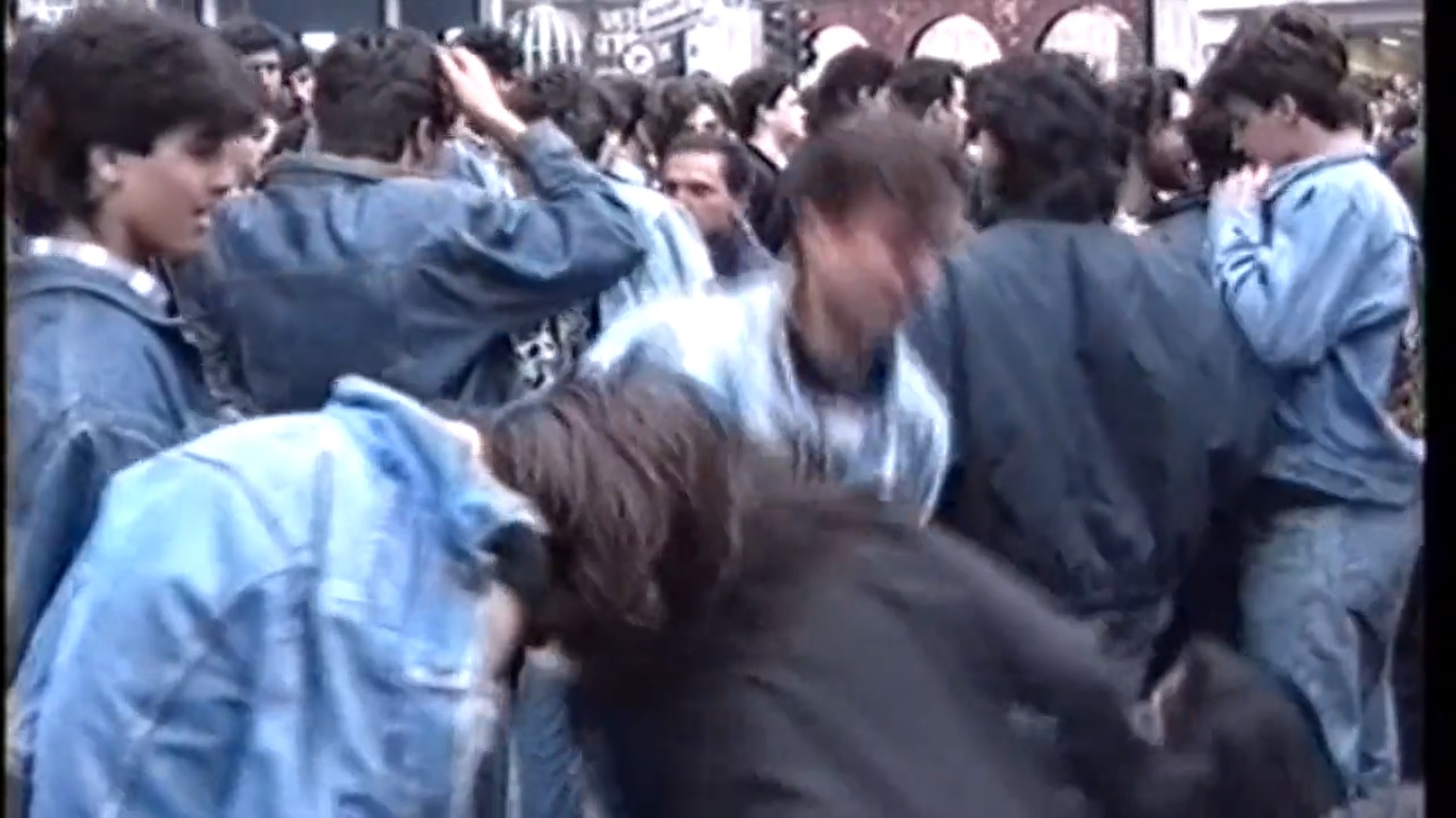 1990’da Beyoğlu’nda çekilen konser videosu görenleri şaşırttı