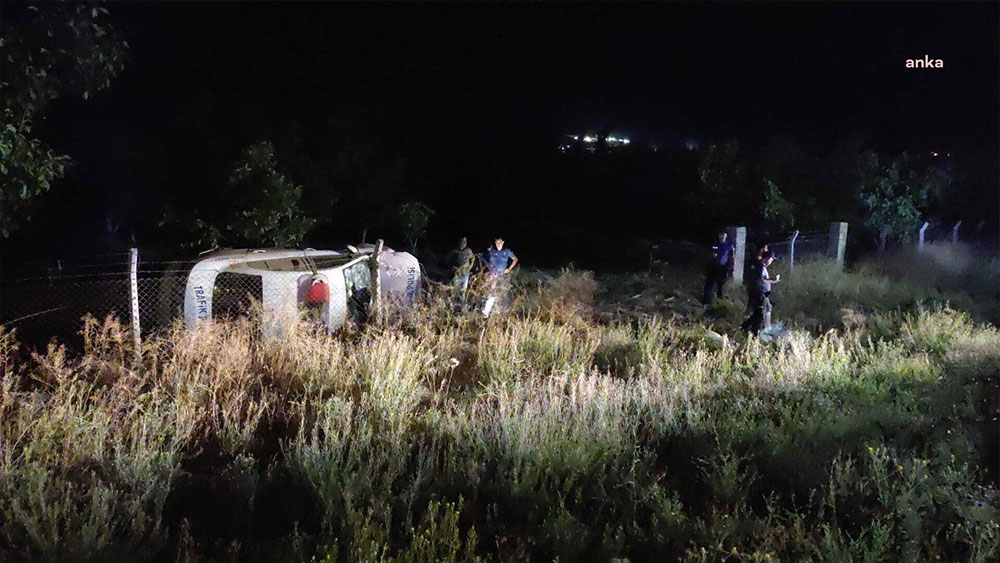 Polis aracı şarampole devrildi: 3 memur yaralandı