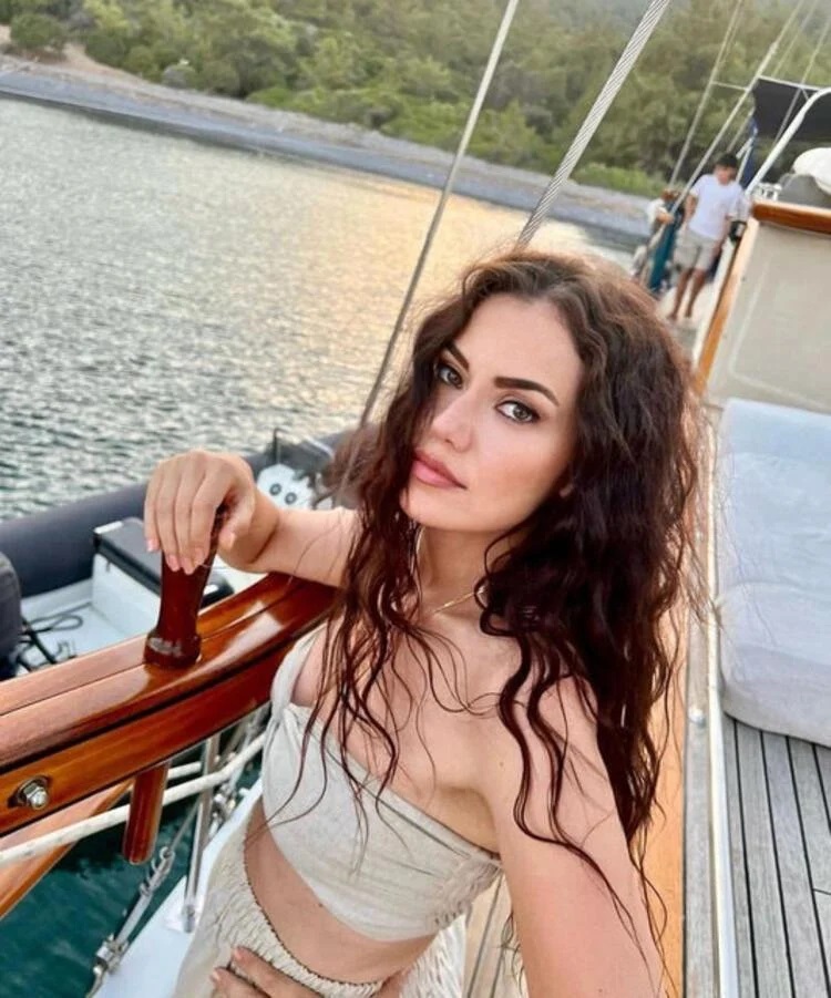 Fahriye Evcen'in tekne pozları olay oldu! Sosyal medyayı salladı