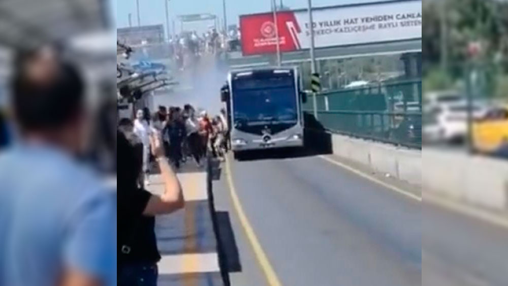 Üsküdar'da korku dolu anlar: Metrobüsten dumanlar yükseldi