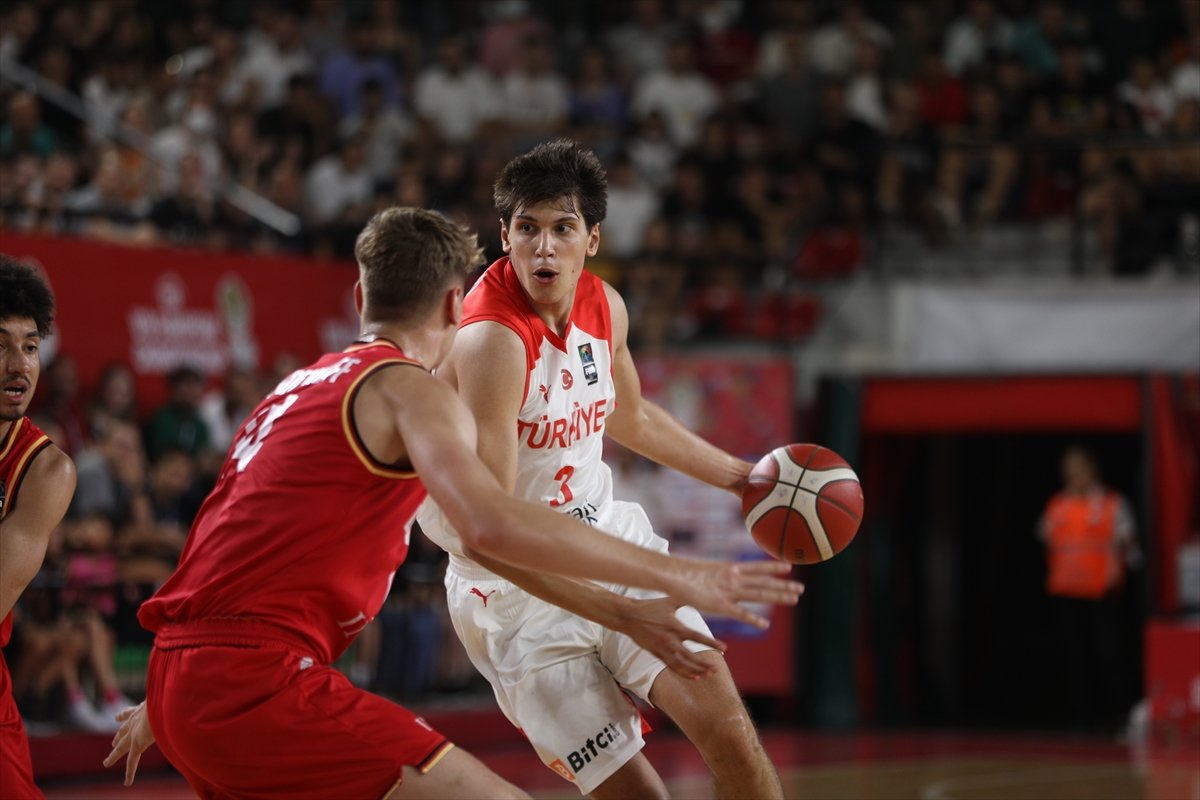 18 yaş altı basketbolcular Almanya'yı yendi