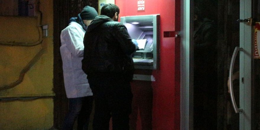 Bankalardan hesaplara bloke oyunu: Maaşını çekmek isteyenler şoka uğradı!