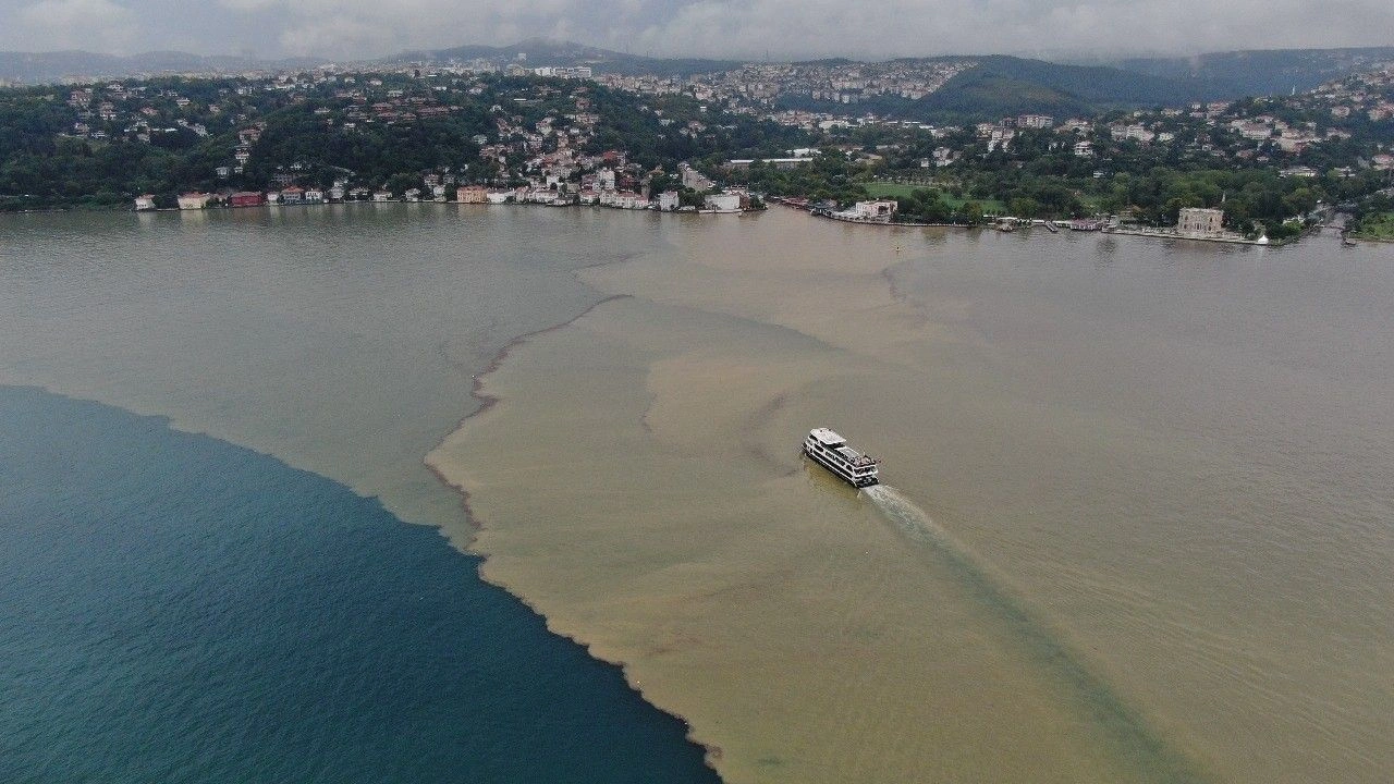 İstanbul Boğaz’ı çamura büründü!