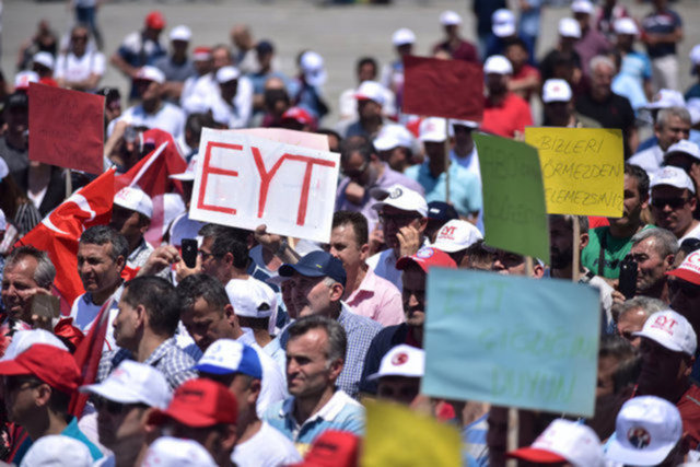 EYT'liler için kitabın ortasından konuştu: İşe yaramaz...