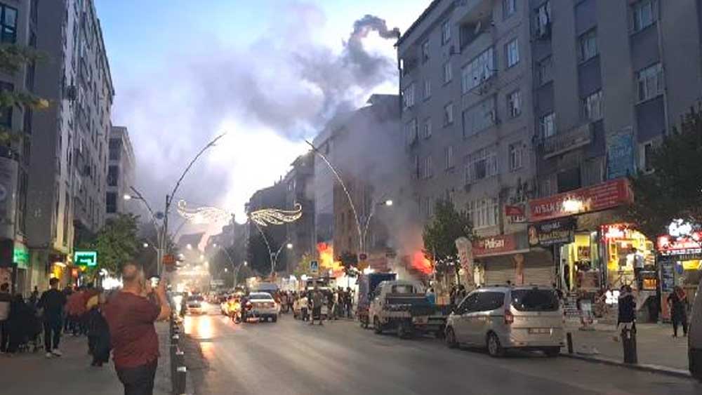 Sultangazi'de lokantada çıkan yangına itfaiye müdahale etti