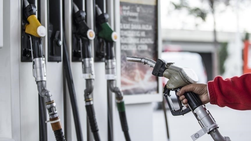 Zam iptali bekleniyordu: Benzine gece yarısı zam geldi