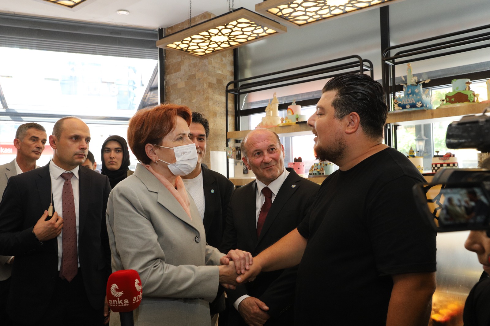 Akşener, Çekmeköy, Sancaktepe ve Sultanbeyli'de esnaf ziyaretleri gerçekleştirdi