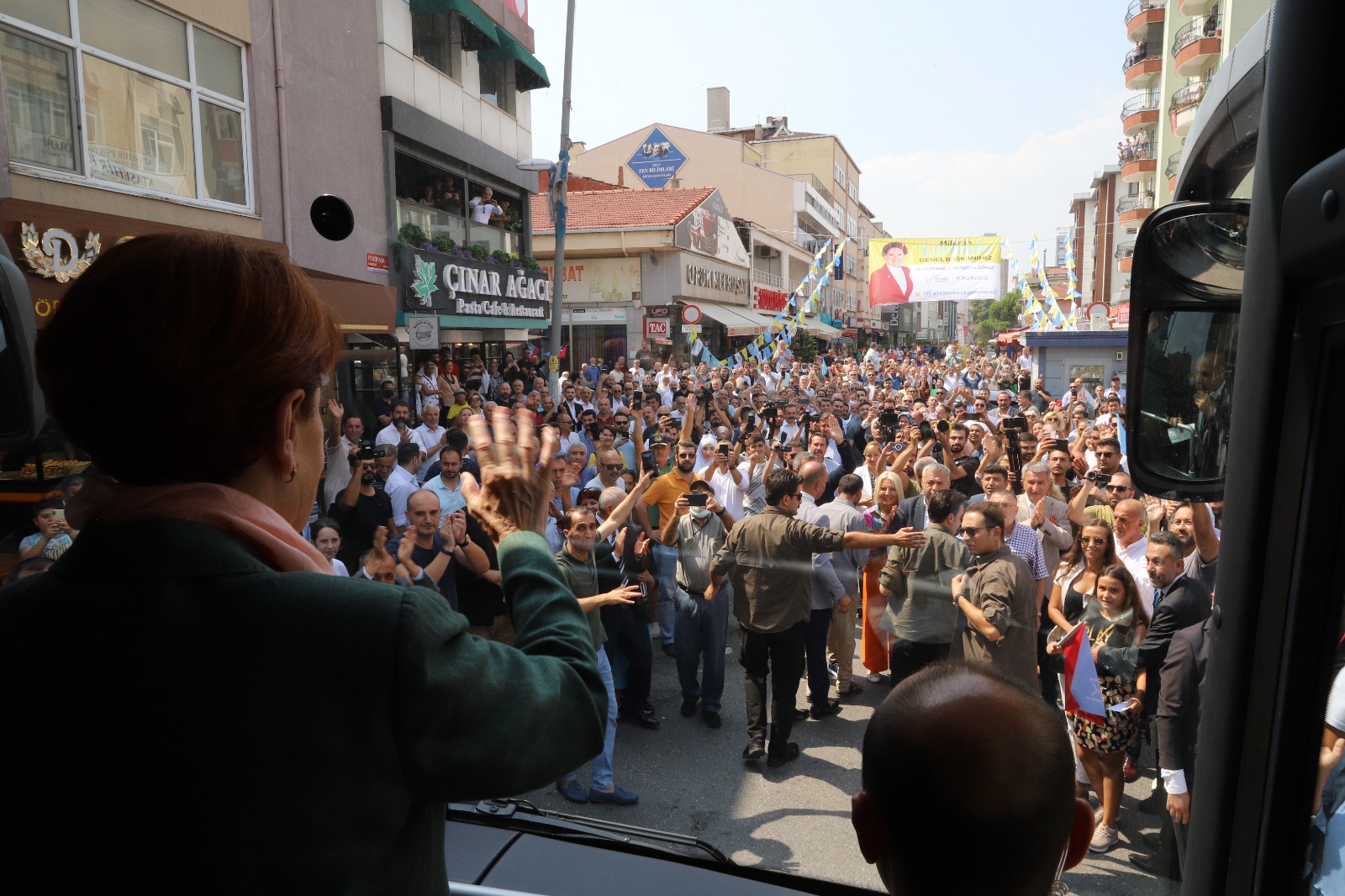 Akşener'den Ataşehir çıkarması! Esnaf ziyareti mitingleri andırdı