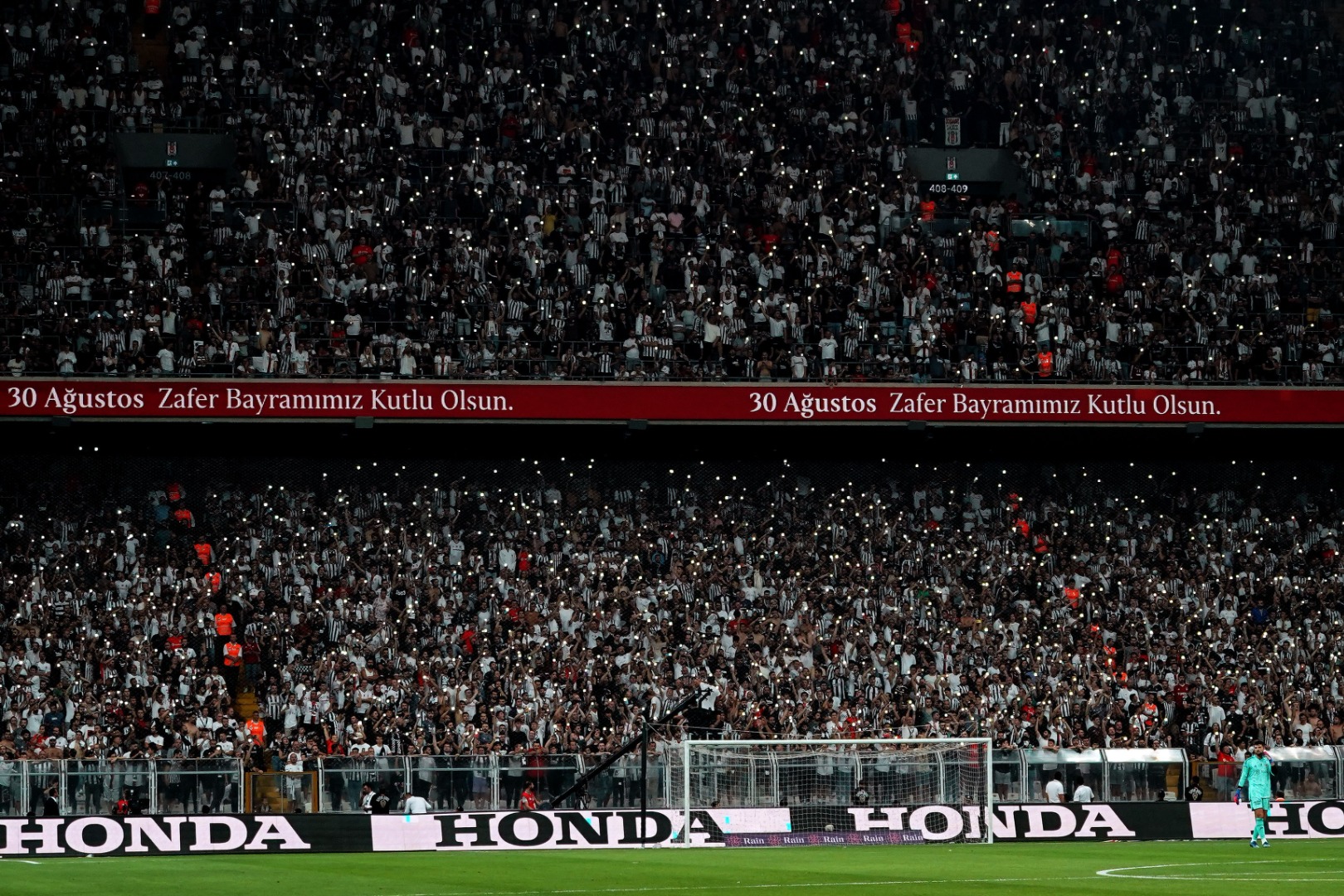 Beşiktaş taraftarından 'Türkiye laiktir, laik kalacak' sloganı