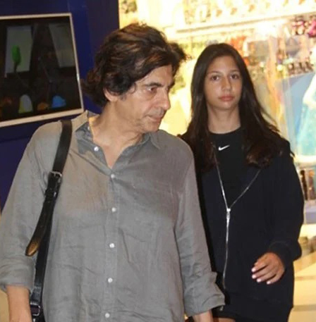 Okan Bayülgen’in kızı babasının boyuna yetişti