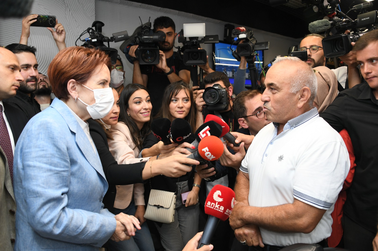 Akşener, Şişli, Beyoğlu ve Fatih'te esnafın dertlerini dinledi