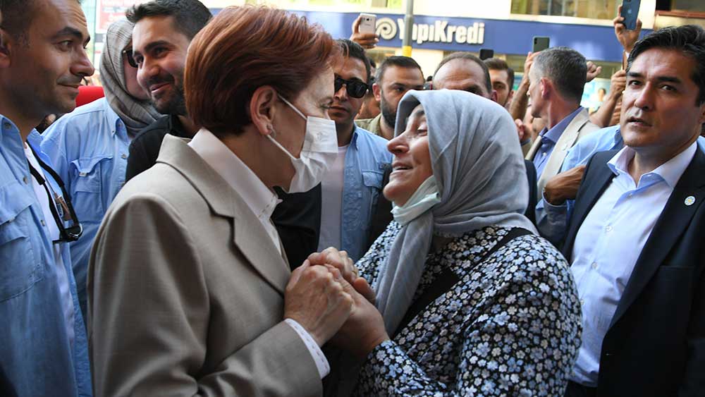 Akşener Bahçelievler esnafını ziyaret etti