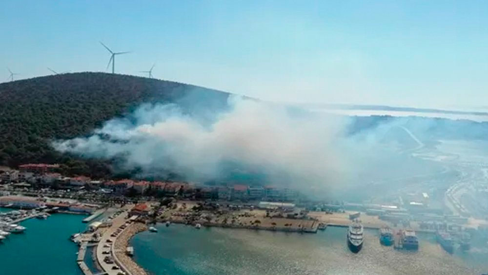 Çeşme’de sahil yakınında yangın çıktı