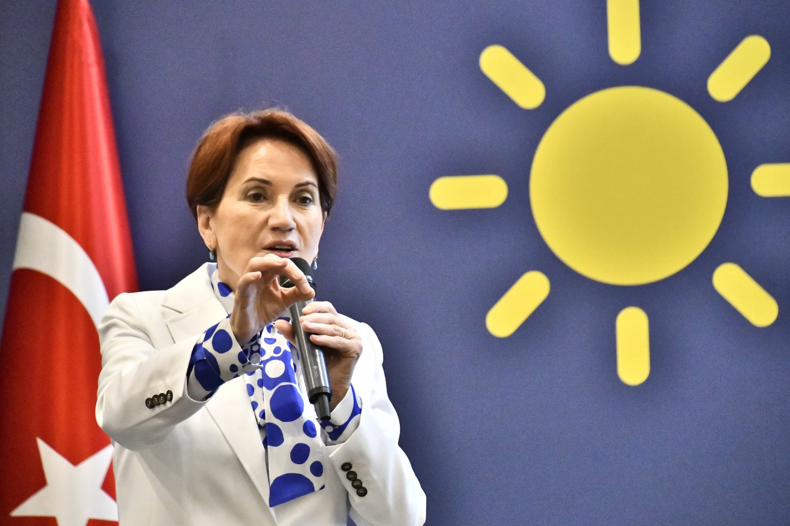 Akşener Çankaya'da kanaat önderi ve iş insanları ile görüştü