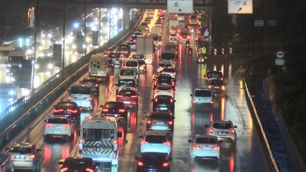 Zaten başlı başına sıkıntıydı! İstanbul'da yağmur trafiği