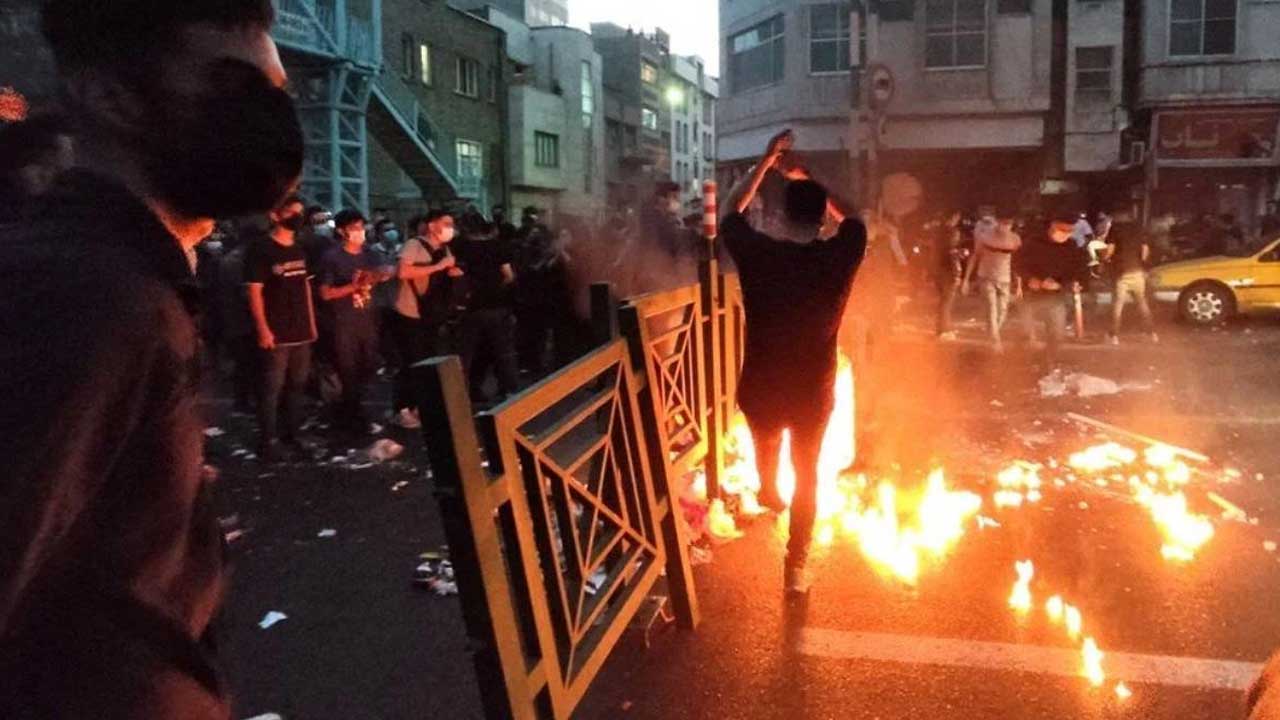 İran'da protestolar büyüyor! 17 kişi hayatını kaybetti