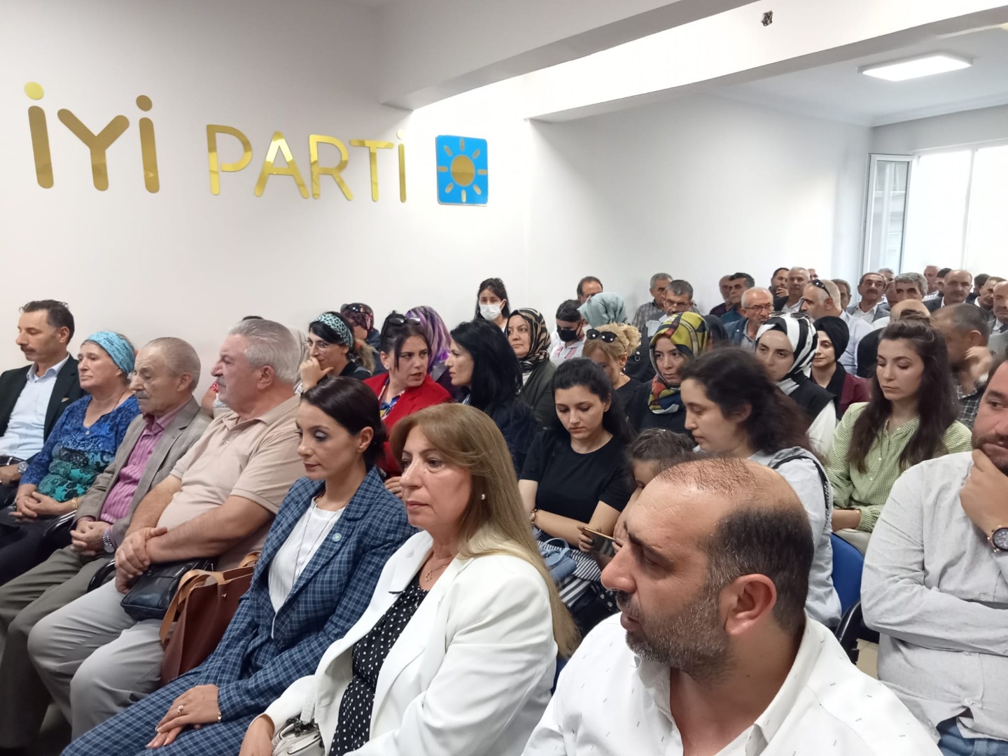 İYİ Partide büyük katılım 