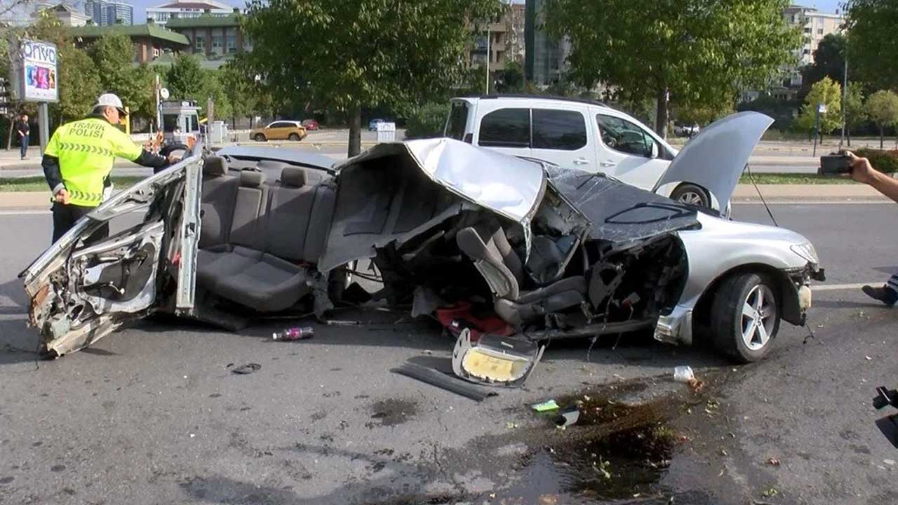 Kartal'da inanılmaz kaza! Ağaca çarpan araç ikiye bölündü