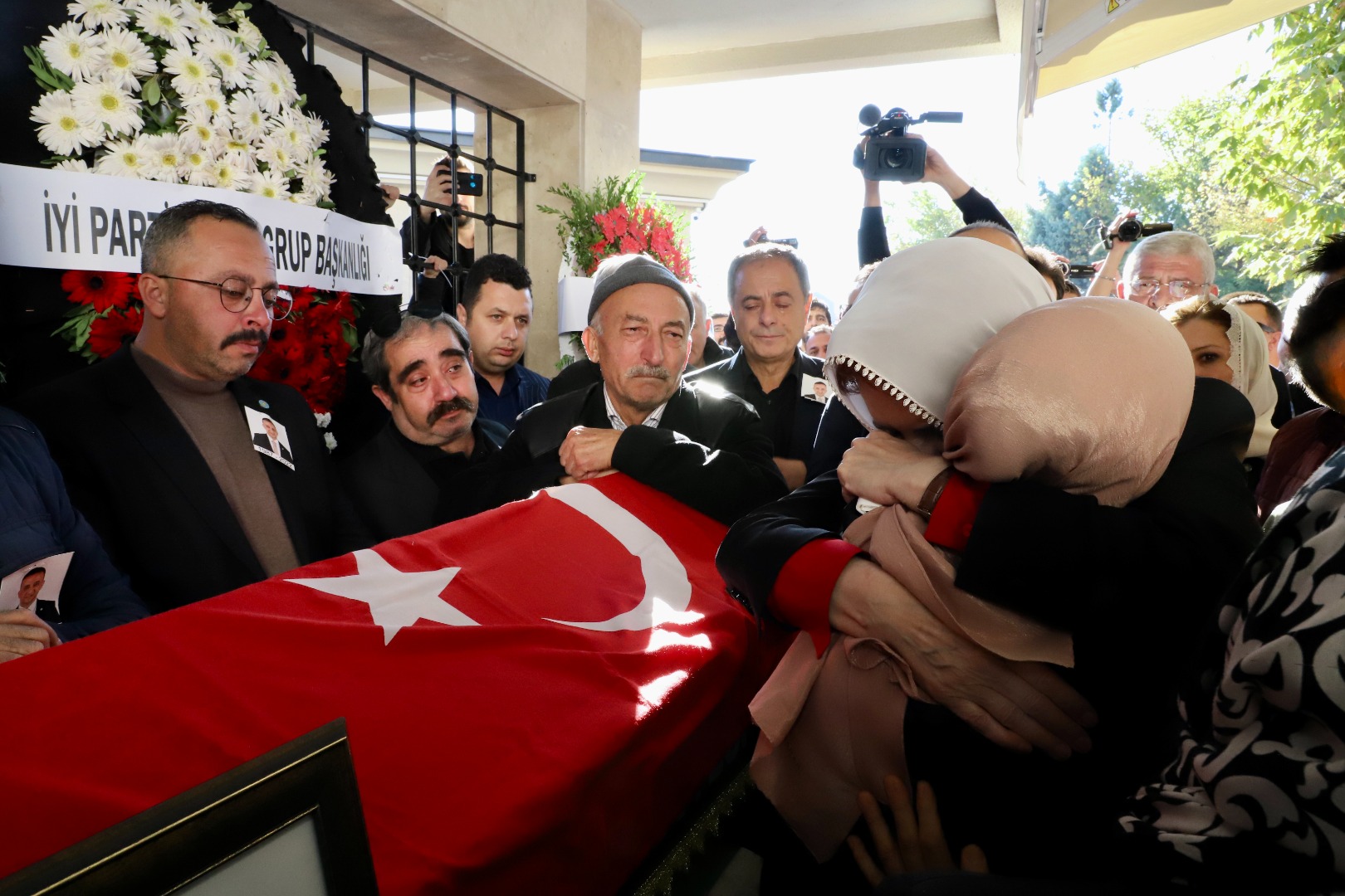 İYİ Parti Konya İl Başkanı Gökhan Tozoğlu, gözyaşları ile son yolculuğuna uğurlandı