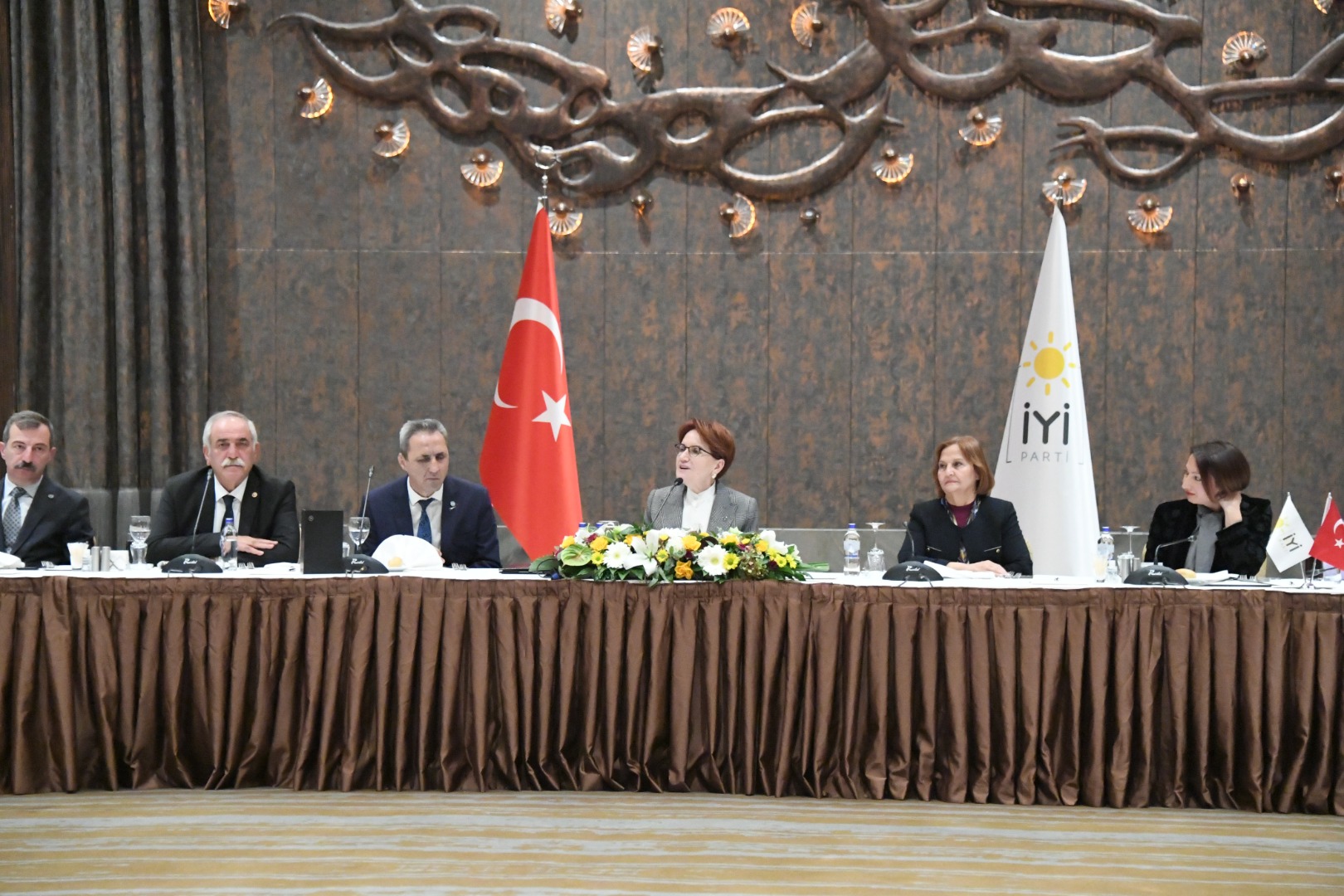 Meral Akşener Ankara'da parti yönetimi ile bir araya geldi