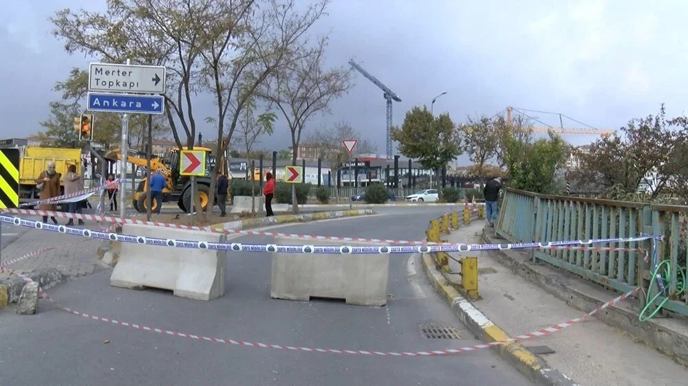 Bakırköy'de istinat duvarı çöktü, yol trafiğe kapatıldı