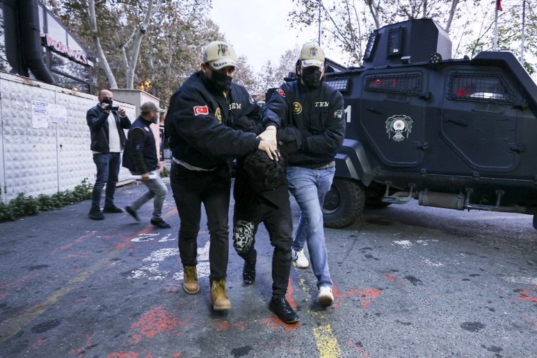 Taksim saldırısı zanlıları adliyeye sevk edildi