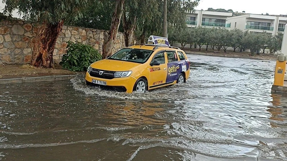 Bodrum'da sağanak yağış yolları göle çevirdi