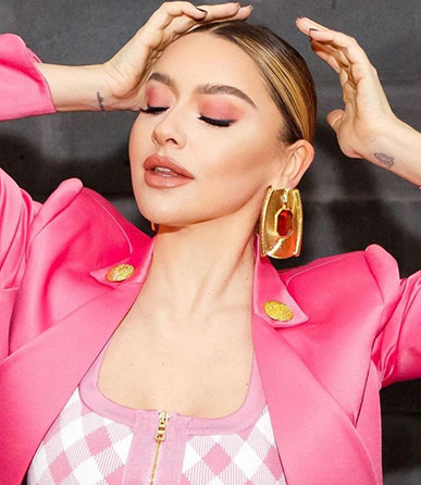 Hadise'den yürekleri hoplatan ayna pozu