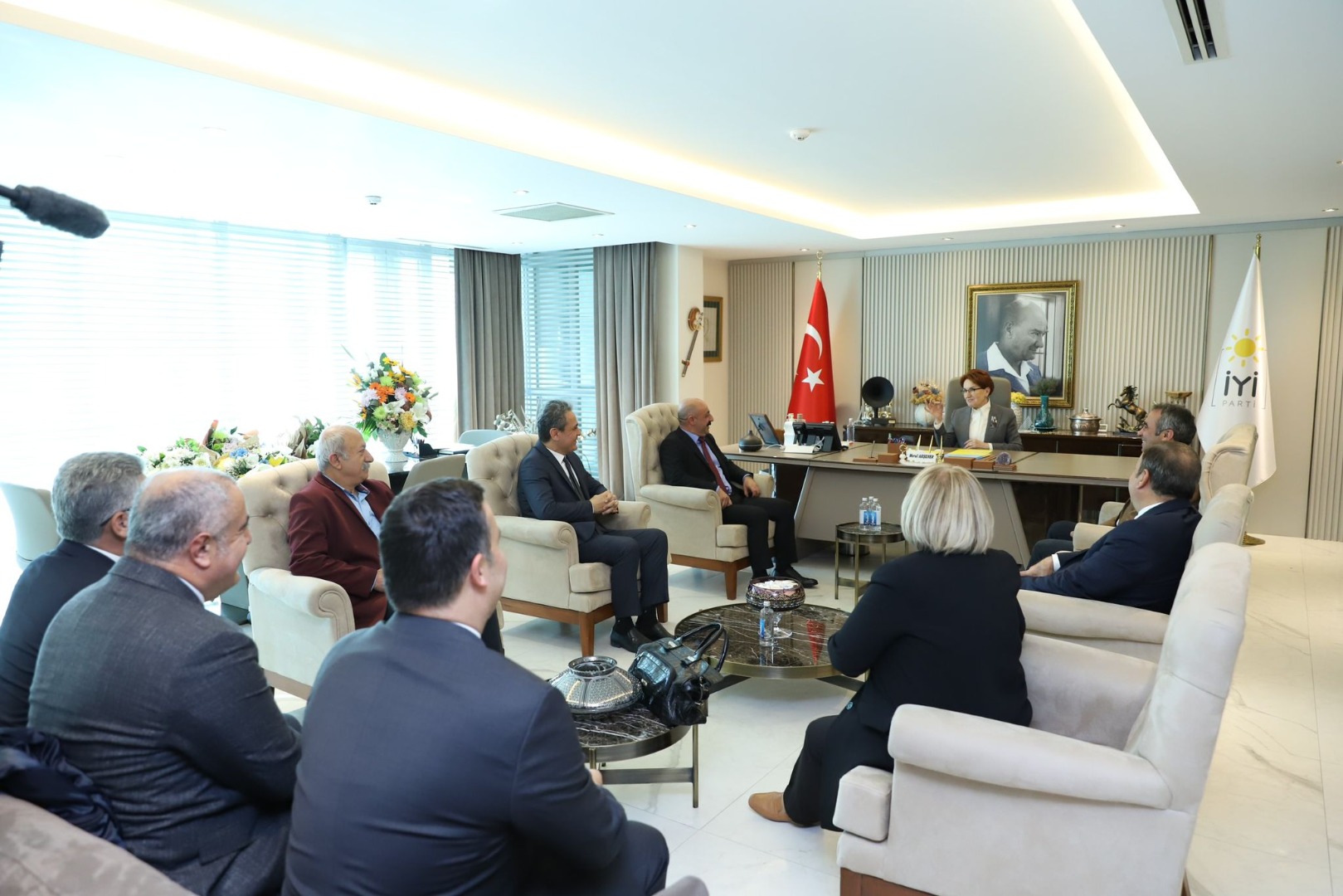 Meral Akşener, Alevi dernekleri ve STK temsilcilerini makamında ağırladı