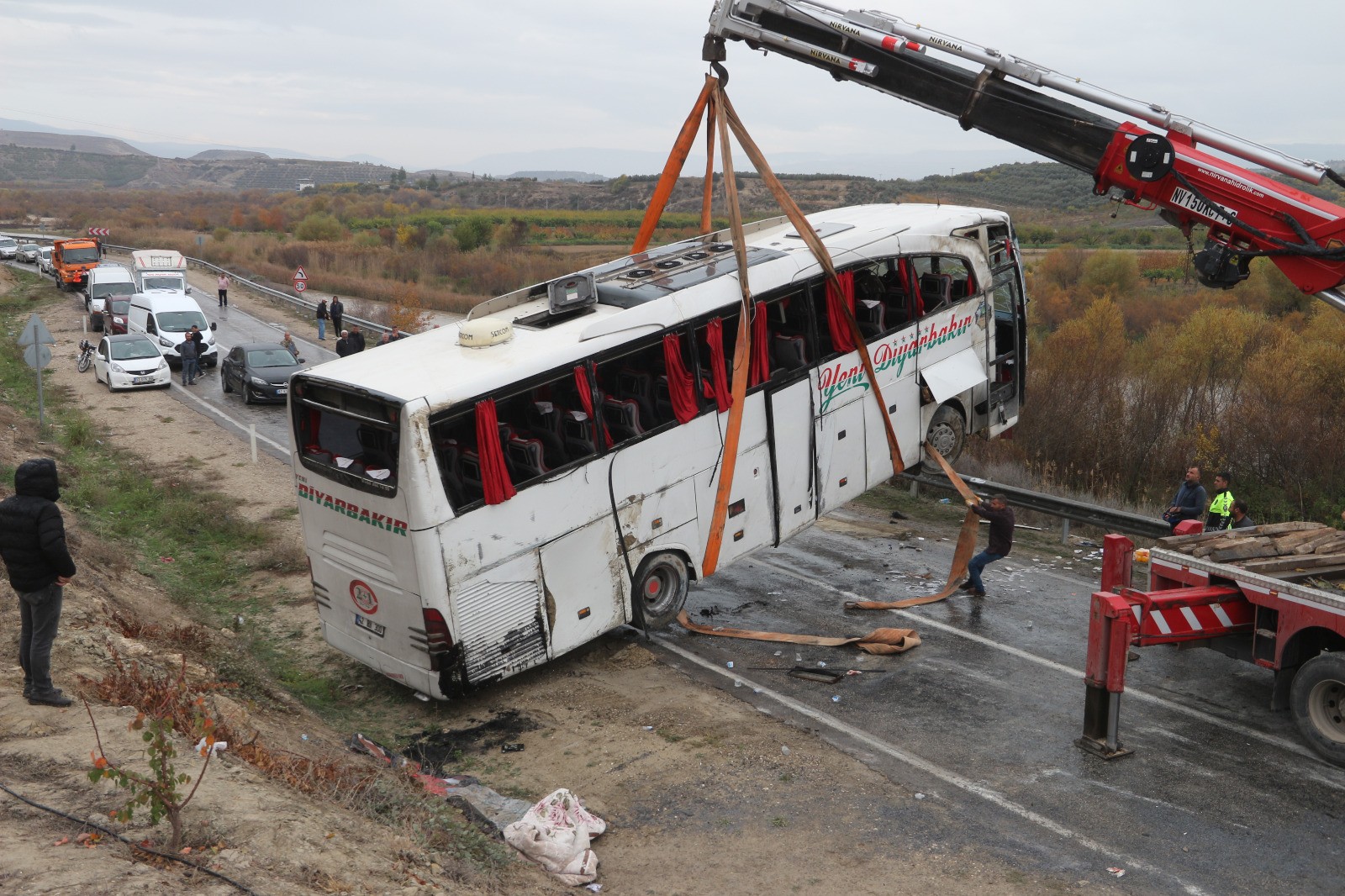 Mersin'de otobüs kazası 1'i ağır 10 yaralı