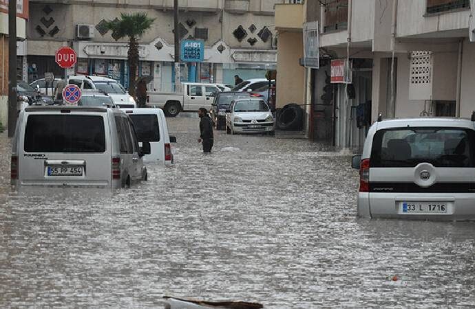 Mersin'de sel hayatı felç etti! 1 kişi yaşamını yitirdi