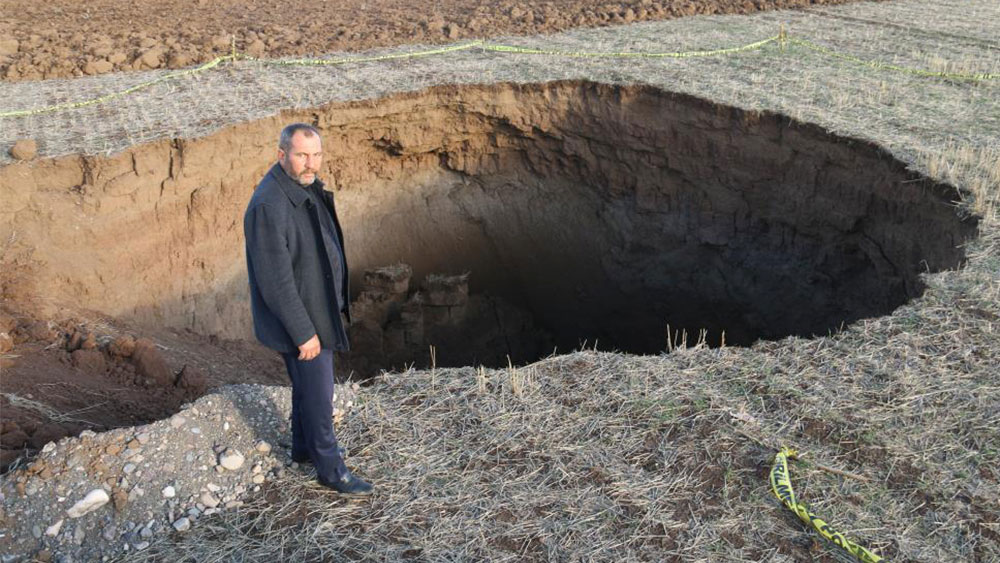 Sivas Hafik'te dev obruğa düşmekten son anda kurtuldu