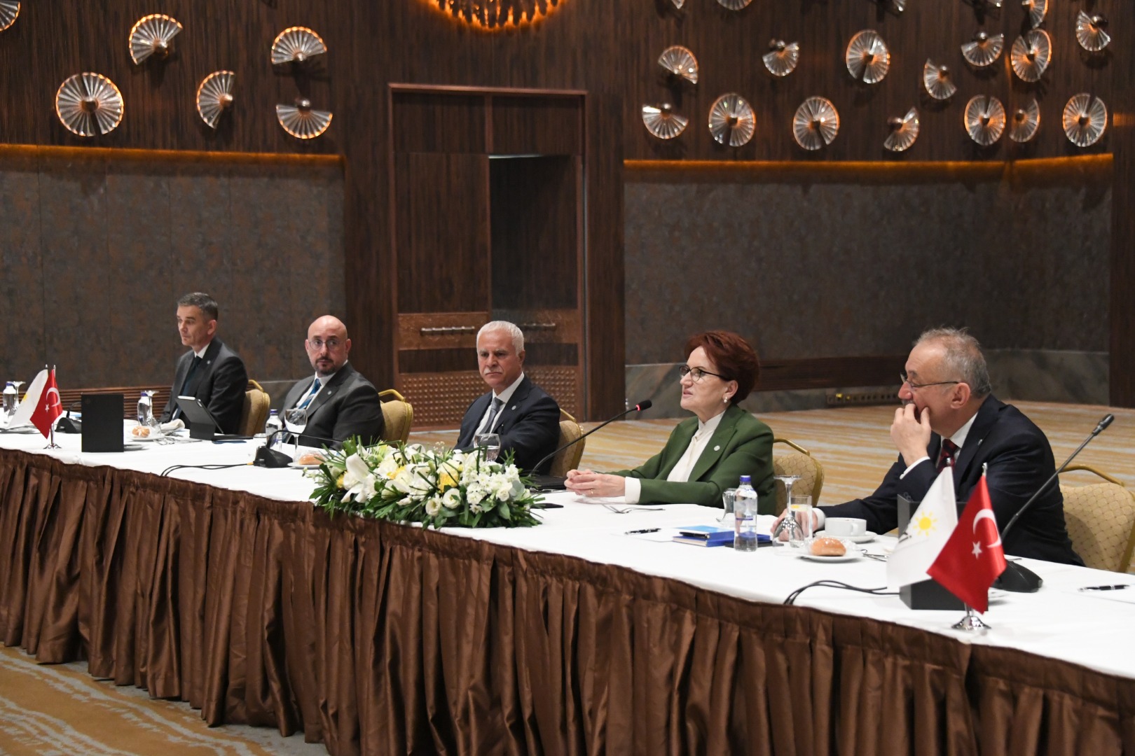 Meral Akşener, parti yetkilileri ile görüştü