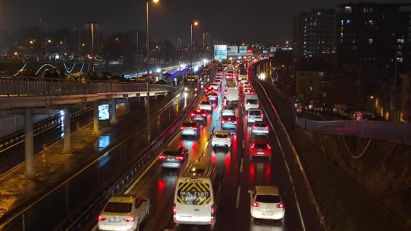 Megapolün dinmeyen çilesi! Trafik yoğunluğu yüzde 90'ı buldu