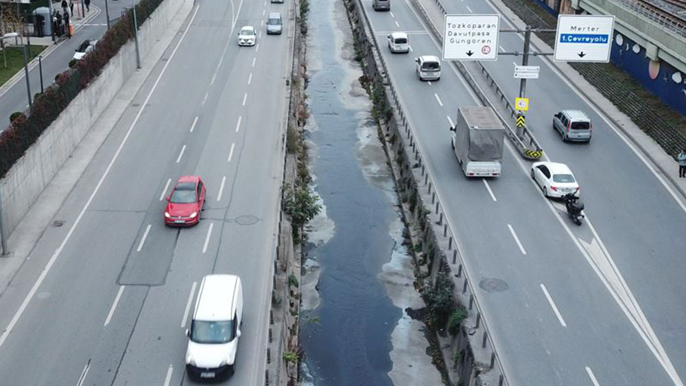 Esenler’de korkutan manzara: Kanaldaki su mavi aktı