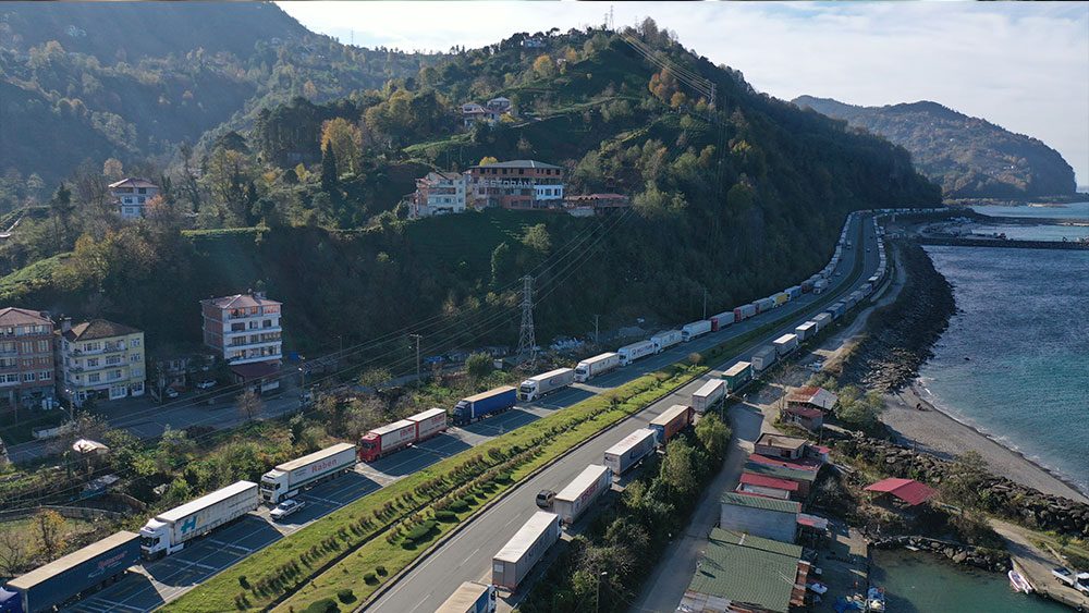 Sarp Sınır Kapısı'nda tır kuyruğu 8 kilometreye ulaştı